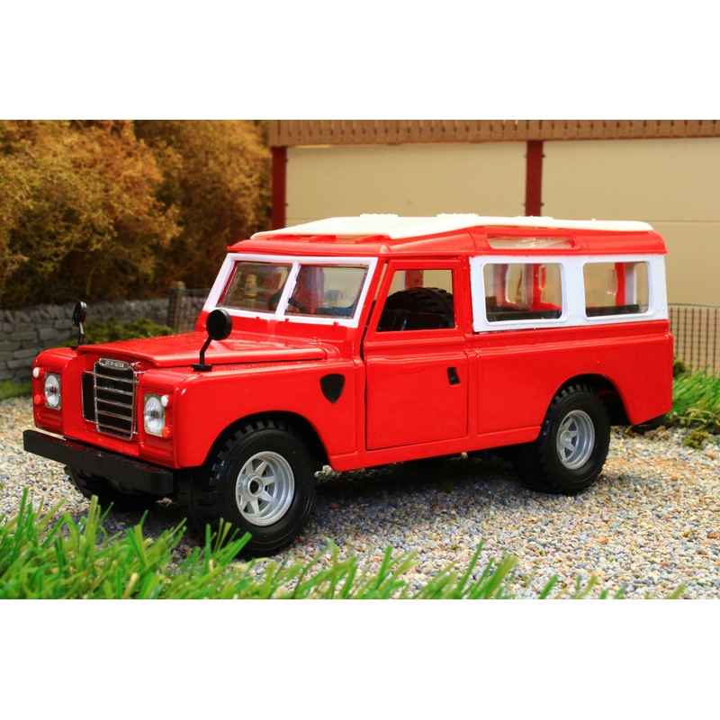 BUR22063 BURAGO 1:24 SCALE LAND ROVER SERIES II IN RED