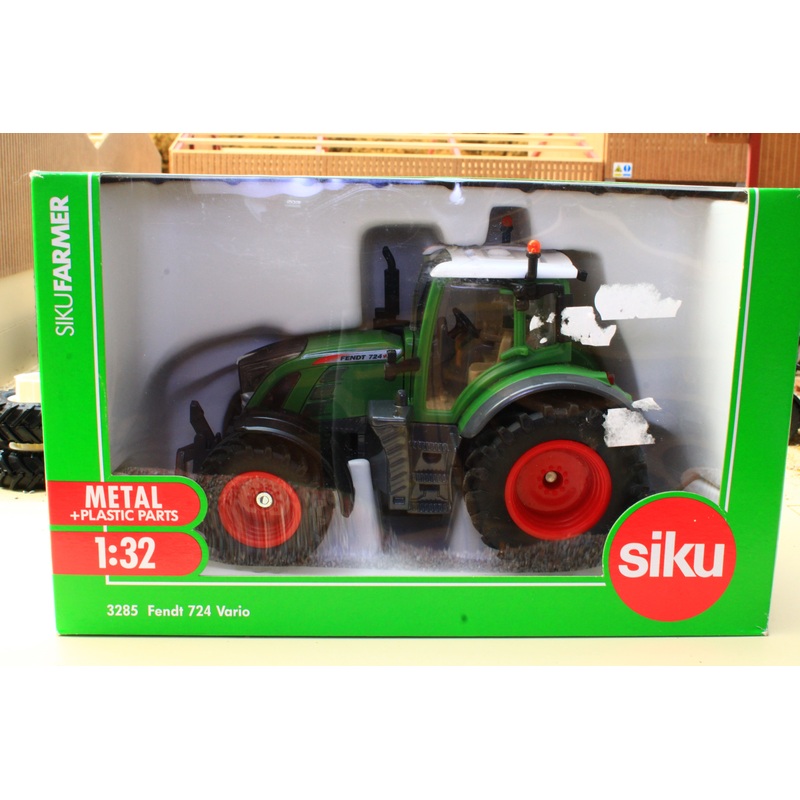 3285 SIKU FENDT 724 VARIO TRACTOR Box not 100%