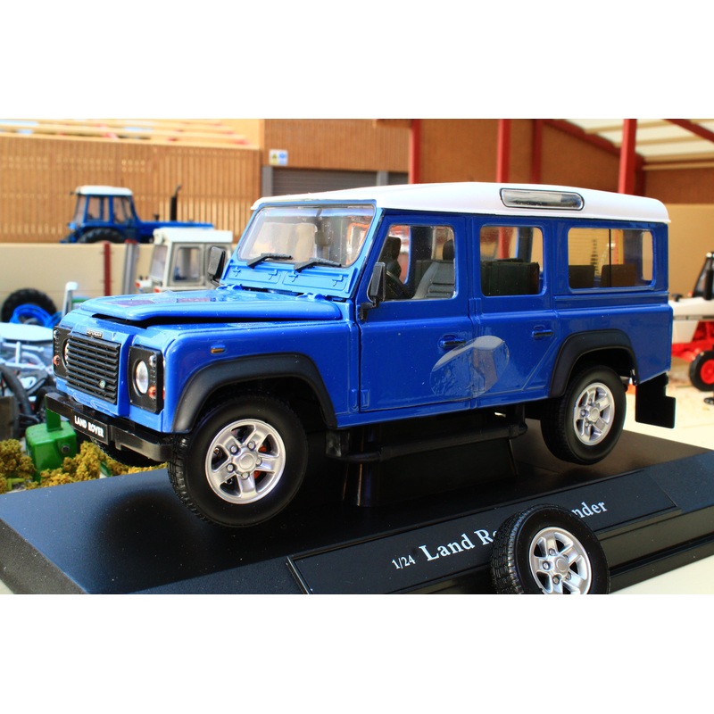 Broken CAR125063 Oxford Diecast Cararama 124 Scale Land Rover Defender 110 Station Wagon in Blue detached wheel issue with bonnet