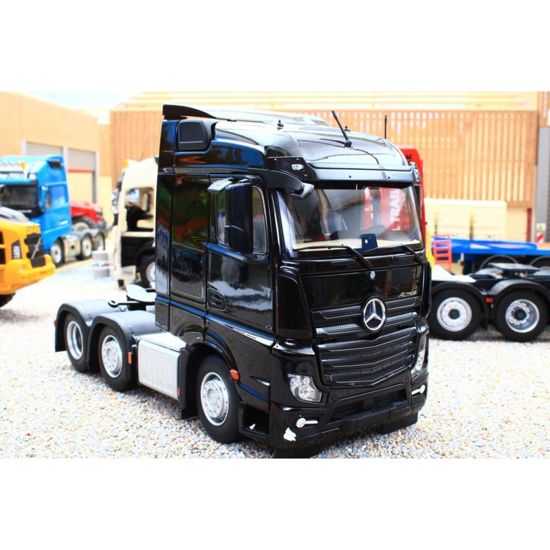 MM1908-02 Mercedes-Benz Actros Streamspace 6x2 in Black