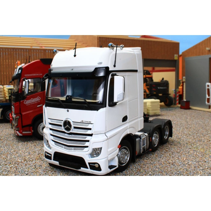 MM1912-01 Mercedes-Benz Actros Gigaspace 6x2 in White