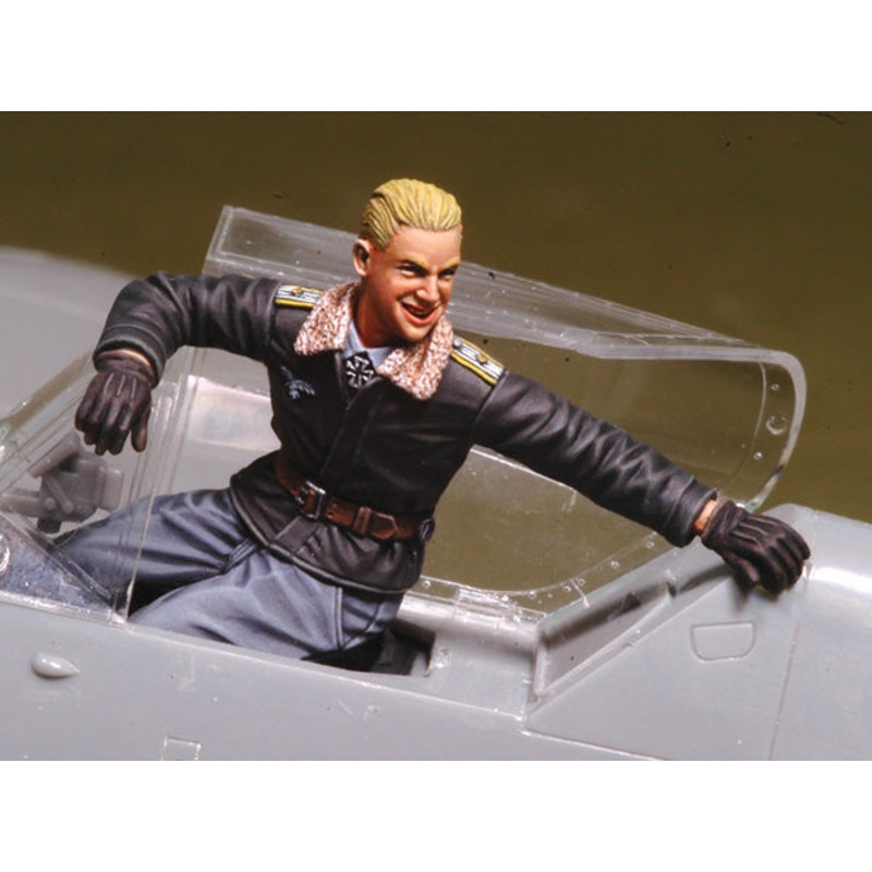 Def Model DO32P03 1/32 WWII  Erich Hartmann figure