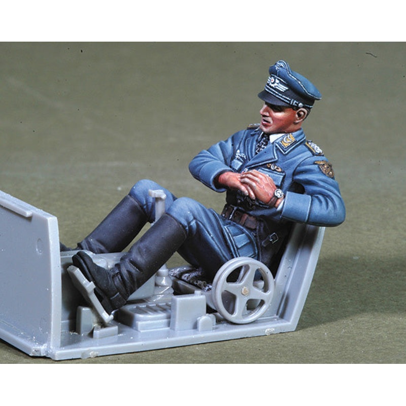 Def Model DO32P05 1/32 WWII Herman Graf figure