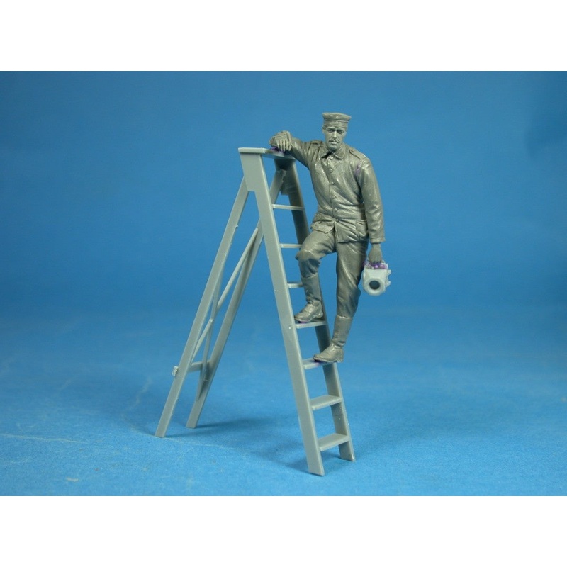 Copper State Models F32012 1/32 German Ground Crewman 1