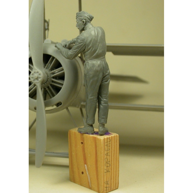 Copper State Models F32025 1/32 RFC Air Mechanic Repairing