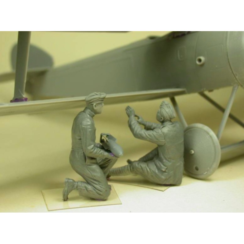 Copper State Models F32028 1/32 RFC Air Mechanics Installing the Bombs