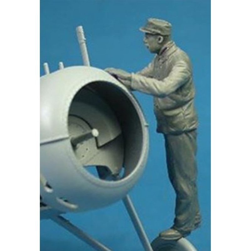 Copper State Models F32046 1/32 French Mechanic on a Wheel