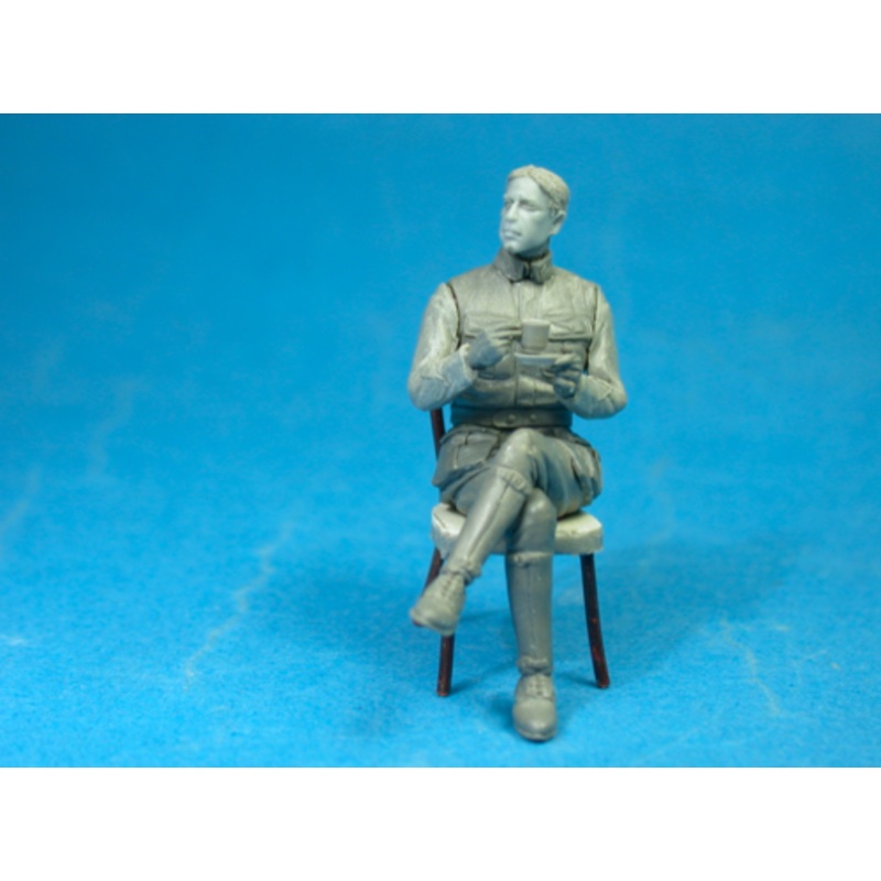 Copper State Models F32050 1/32 French Airman Coffee with Croissant